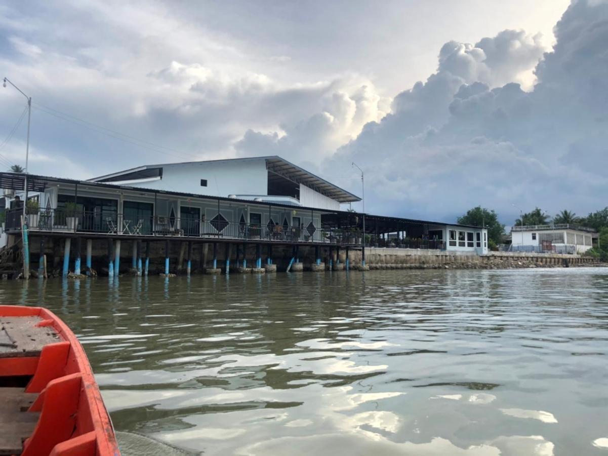 Chaiyai River Front Hotel Sichon Bagian luar foto