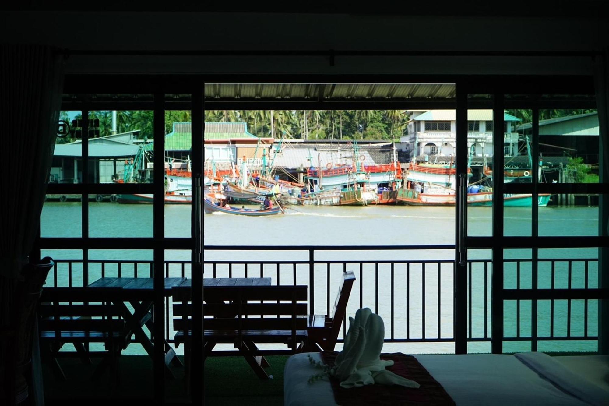 Chaiyai River Front Hotel Sichon Bagian luar foto
