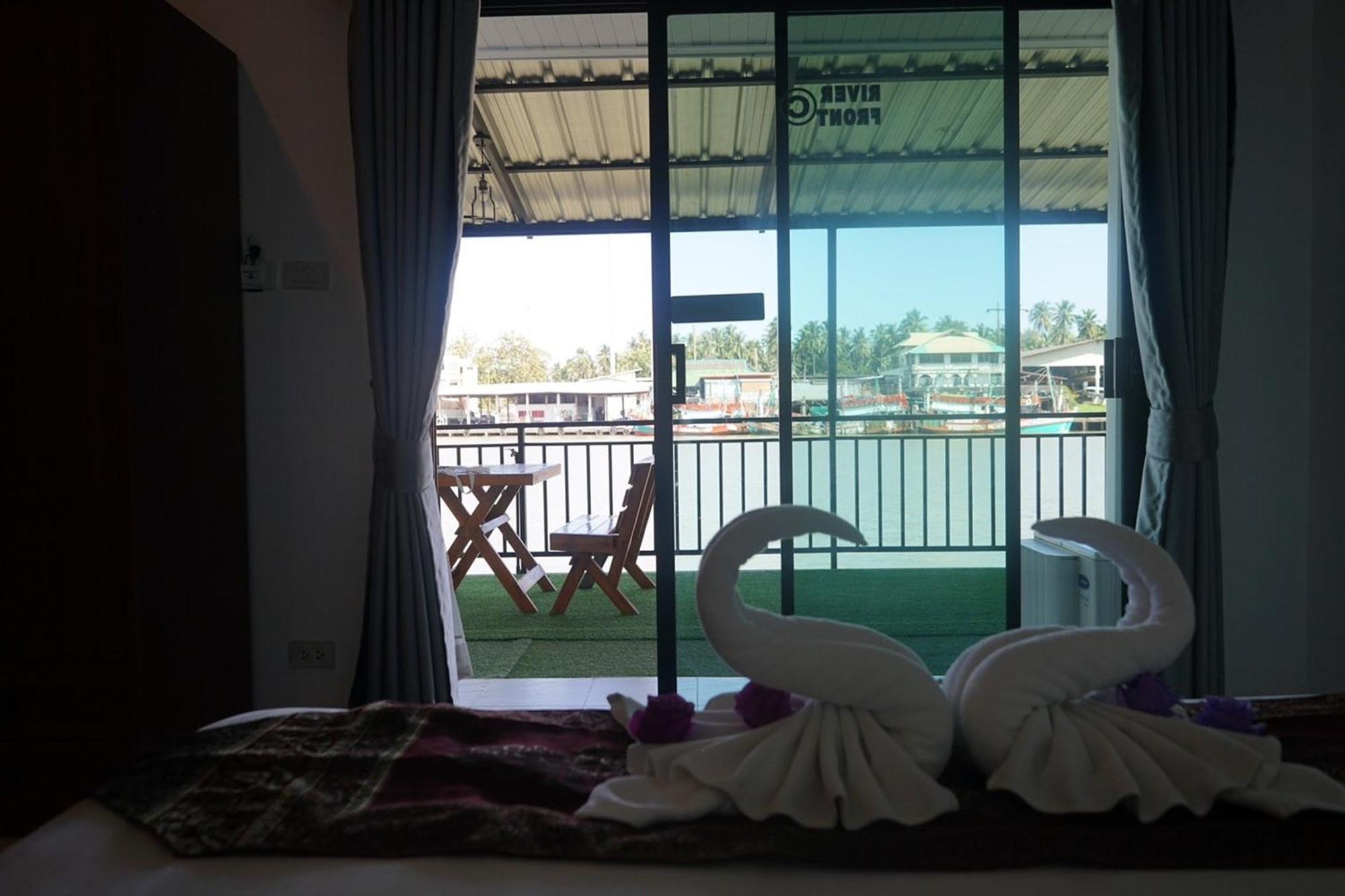 Chaiyai River Front Hotel Sichon Bagian luar foto