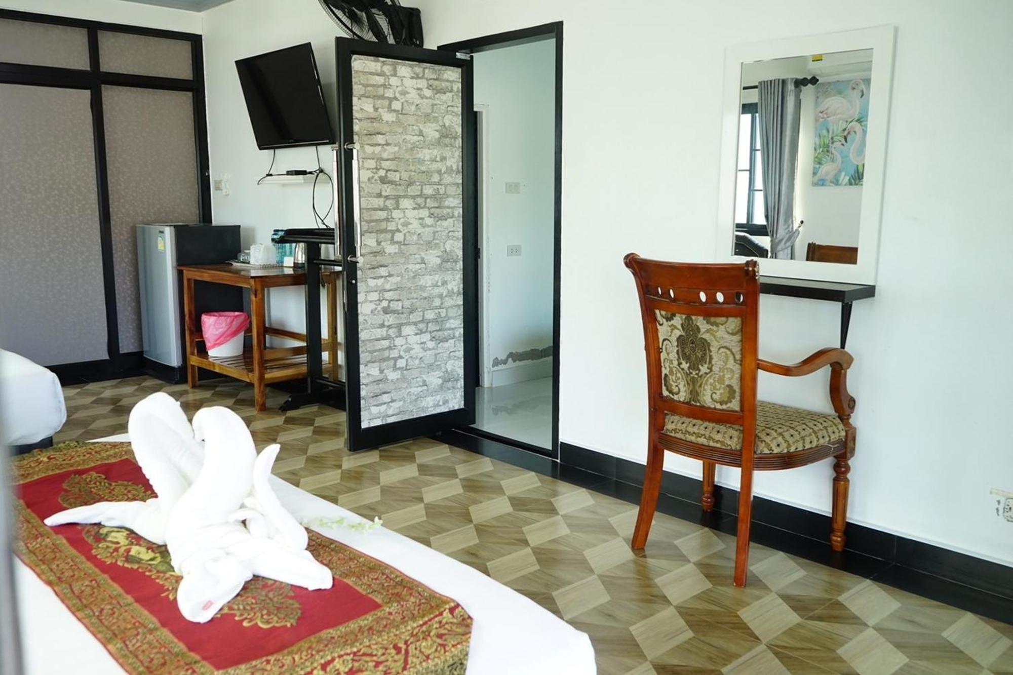 Chaiyai River Front Hotel Sichon Bagian luar foto