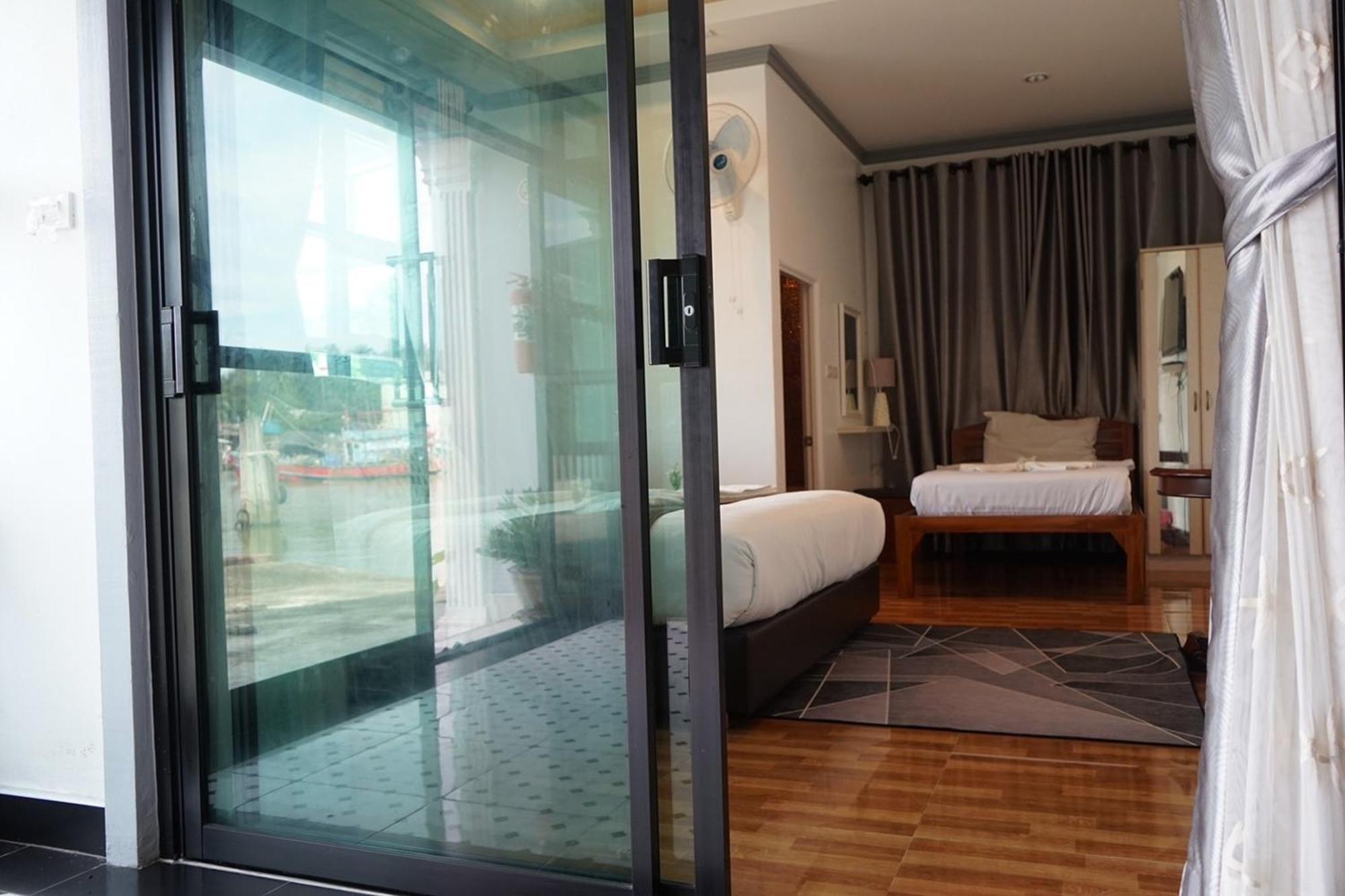 Chaiyai River Front Hotel Sichon Bagian luar foto